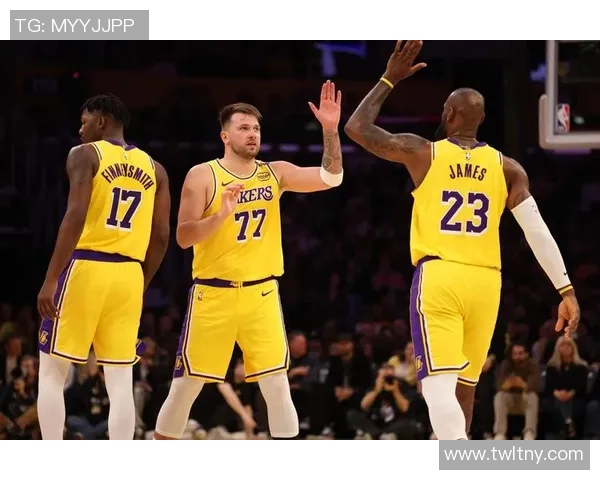 詹姆斯:从篮球场上的传奇到全球文化现象的多元影响力解析 詹姆斯:从篮球场上的传奇到全球文化现象的多元影响力解析